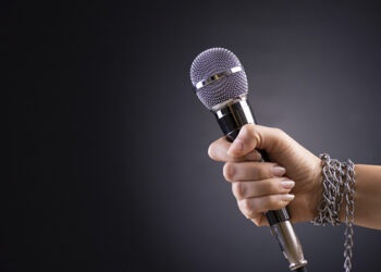 Sindicato dos Jornalistas quer se reunir com John Wayne após equipe do QB News ter câmera violada na CMB