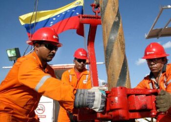 Trump anuncia tarifas de 25% sobre transações com países que comprarem petróleo ou gás da Venezuela