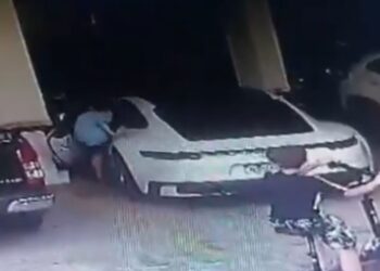 Criança entra em Porsche de vizinho, dá ré e bate em muro de condomínio em SC