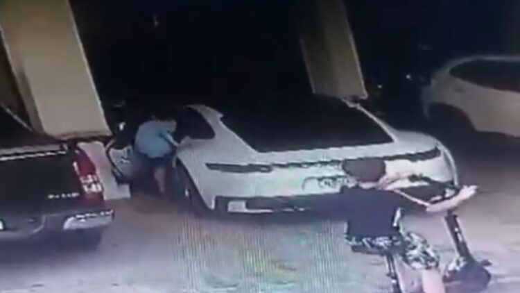 Criança entra em Porsche de vizinho, dá ré e bate em muro de condomínio em SC