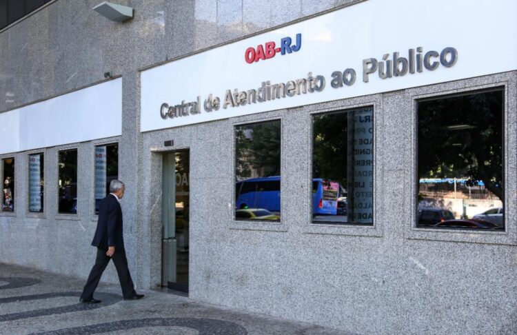 OAB-RJ critica Moraes, elogia Fux e mostra preocupação com decisões do 8/1