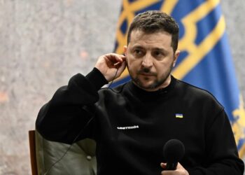 Bombardeio mata ao menos nove crianças na cidade natal de Zelensky