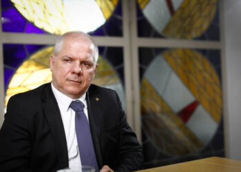 Presidente do INSS é afastado após operação que apura desvio de R$ 6,3 bilhões