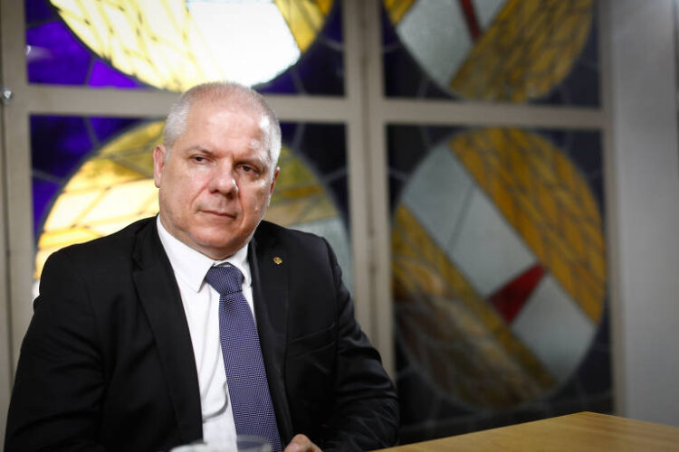 Presidente do INSS é afastado após operação que apura desvio de R$ 6,3 bilhões