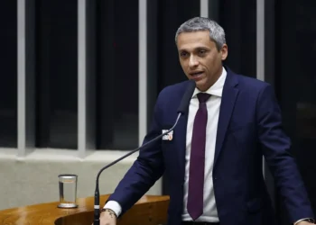 Deputado diz que tarifa menor de Trump foi graças a Eduardo Bolsonaro