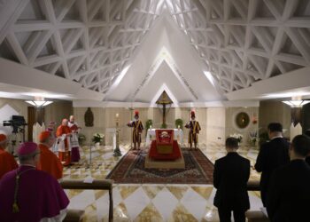 Vaticano divulga primeiras imagens do Papa Francisco em caixão