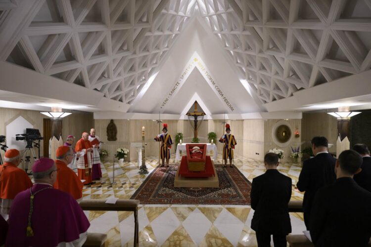 Vaticano divulga primeiras imagens do Papa Francisco em caixão