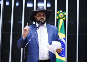 Deputado tenta proibir uniforme vermelho da seleção brasileira com projeto de lei
