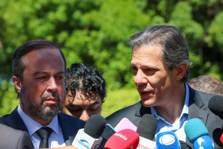 Silveira promete gratuidade na conta de luz para 60 milhões de brasileiros; Haddad afirma que não há “nada tramitando”