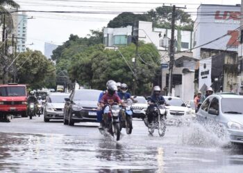 Forte chuva alaga ruas e avenidas na Grande Belém e causa transtornos à população