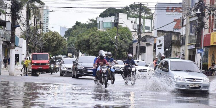 Forte chuva alaga ruas e avenidas na Grande Belém e causa transtornos à população