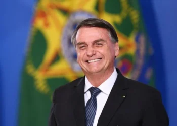 TSE intima Bolsonaro a pagar multa remanescente por reunião com embaixadores