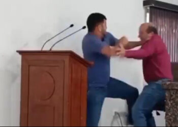 Vereador manda colega à “pqp” e os dois trocam socos em sessão