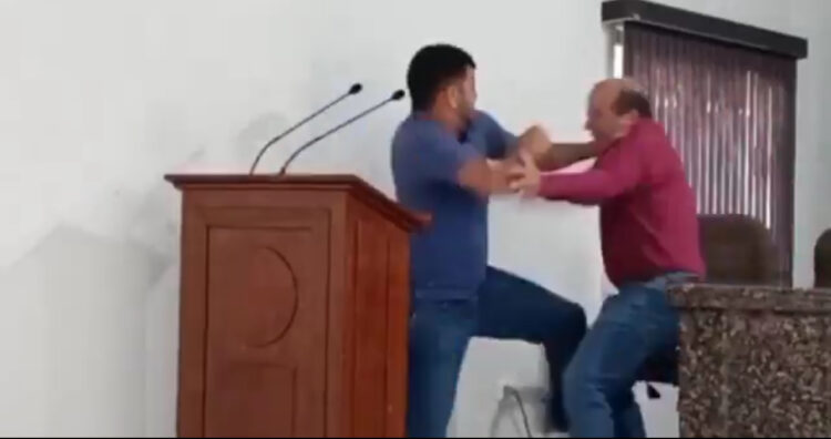 Vereador manda colega à “pqp” e os dois trocam socos em sessão