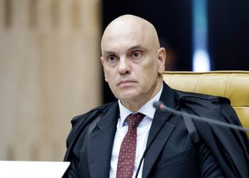 Moraes multa Filipe Martins em R$ 20 mil por post com advogado
