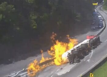 Explosão de caminhão-tanque causa incêndio de grandes proporções na BR-101, em Palhoça (SC)