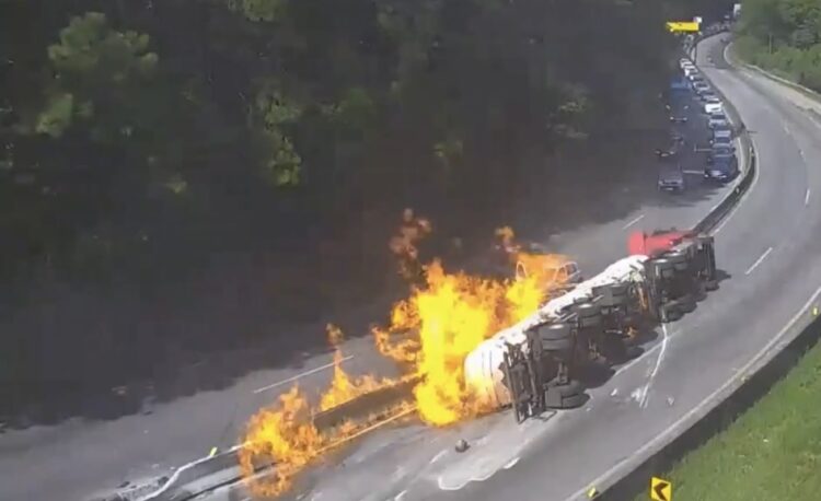 Explosão de caminhão-tanque causa incêndio de grandes proporções na BR-101, em Palhoça (SC)