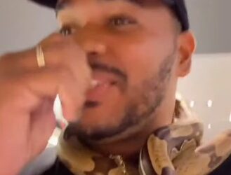 Influencer passeia com cobra no shopping e é expulso por seguranças