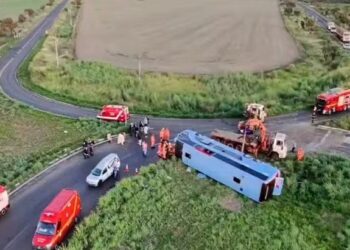 Ônibus com 50 pessoas tomba e deixa pelo menos 10 mort0s em MG