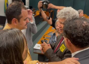 Glauber mantém jejum há mais de 30 horas em protesto contra cassação