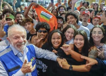 Lula diz que elite brasileira deveria ‘se olhar no espelho e ter vergonha’, em evento sobre educação