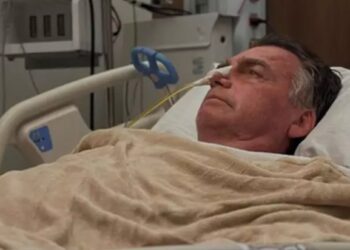 Bolsonaro caminha ao lado de médicos após cirurgia no intestino