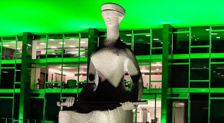 STF lacrou celulares dos presentes na plateia durante julgamento do núcleo golpista