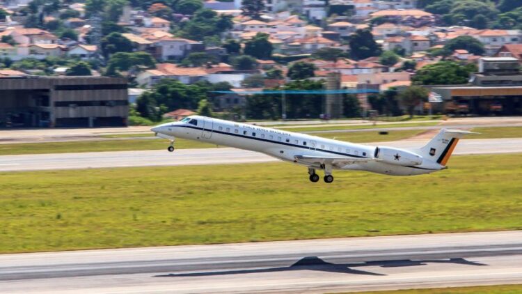 Governo Lula empresta aviões da FAB a ministros do STF