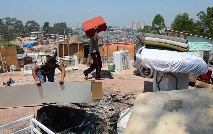 Justiça Federal despeja famílias de área dos Correios, na Marambaia