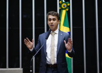Nikolas Ferreira aciona governo para explicar contrato de quase R$ 400 mi dos Correios
