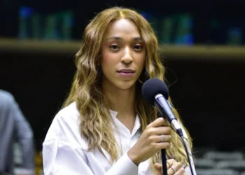 Erika Hilton ameaça ir à ONU contra Trump após ser identificada como homem em visto dos EUA: ‘tenho meus direitos’