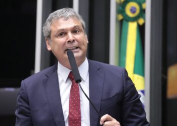 Líder do PT “estranha” apoio de aliados a anistia em meio à reforma