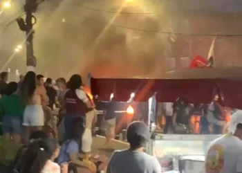 Protesto contra possível nova tarifa de ônibus em Belém bloqueia Avenida Senador Lemos