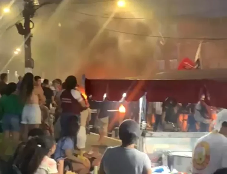 Protesto contra possível nova tarifa de ônibus em Belém bloqueia Avenida Senador Lemos