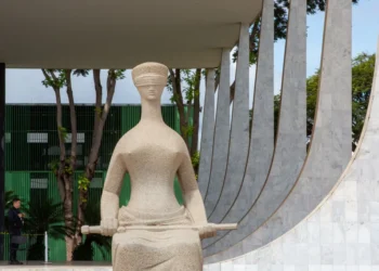 Maioria do STF vota para condenar Débora Rodrigues a 14 anos de prisão