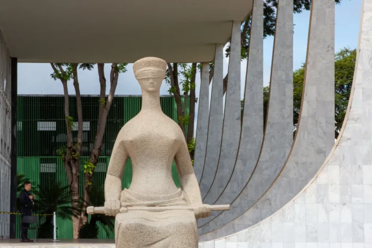 Maioria do STF vota para condenar Débora Rodrigues a 14 anos de prisão