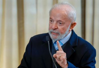 Lula diz não ter pressa com investigações sobre fraudes no INSS e culpa Bolsonaro