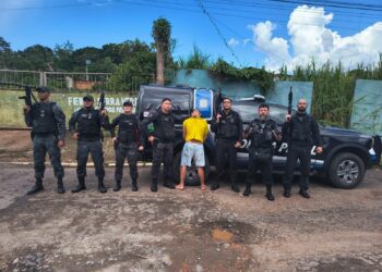 Policial penal cai com fuzil ao perseguir detento que fugiu durante audiência, em Icoaraci