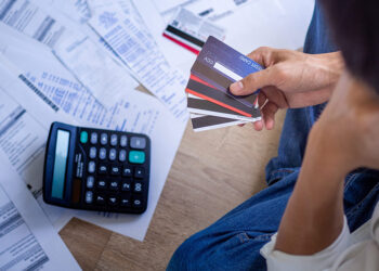 Número de adultos endividados no Brasil sobe e atinge recorde histórico