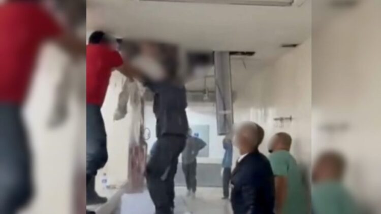 Homem nu em surto invade teto da Santa Casa em SP, e destrói tubulação