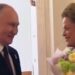 Presidente russo entrega flores à ex-presidente brasileira durante cerimônia dos 80 anos da vitória soviética