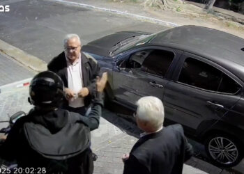 Assaltante armado devolve pertences roubados após vítimas dizerem que eram ‘servos de Deus’ 