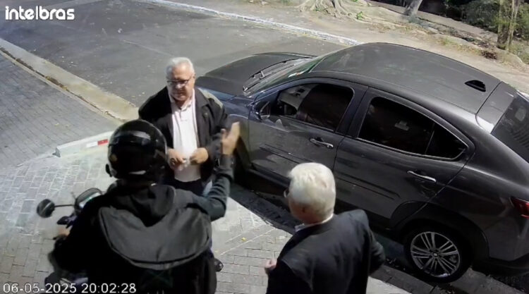 Assaltante armado devolve pertences roubados após vítimas dizerem que eram ‘servos de Deus’ 