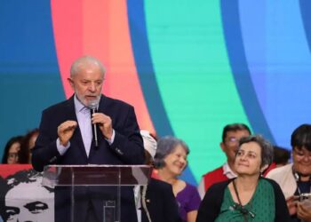 ‘Ô, companheiro Putin, vá negociar, p*rra’, diz Lula ao falar em tentar convencer russo a ir à Turquia