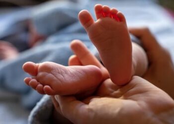 Bebê de 1 ano é deixado em boca de fumo por dívida de droga de R$ 150