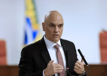 Moraes manda PF ouvir Bolsonaro em inquérito que investiga Eduardo