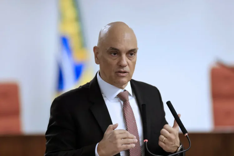 Moraes manda PF ouvir Bolsonaro em inquérito que investiga Eduardo