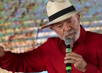 Lula explica por que não tem celular: “Tem que usar só pro necessário”