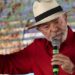 Lula explica por que não tem celular: “Tem que usar só pro necessário”