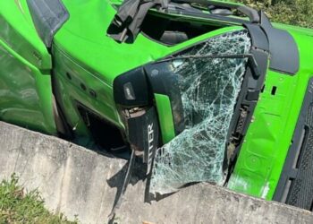 Motorista com sinais de embriaguez tomba carreta carregada de gim em Curitiba